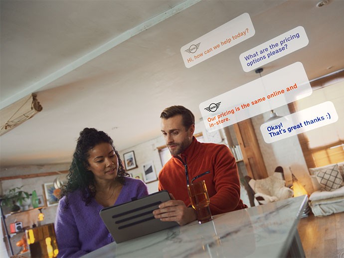 Medarbejder hos MINI partner med par Medarbejder hos MINI partner med par